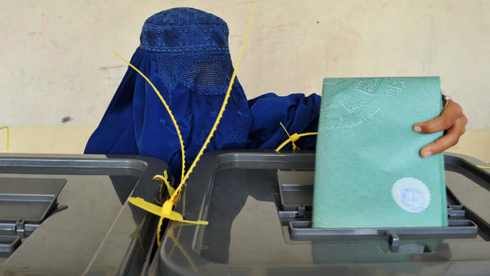 An Afghan woman casts her vote at a polling station in Jalalabad on April 5, 2014. (AFP Photo / Noorullah Shirzada)