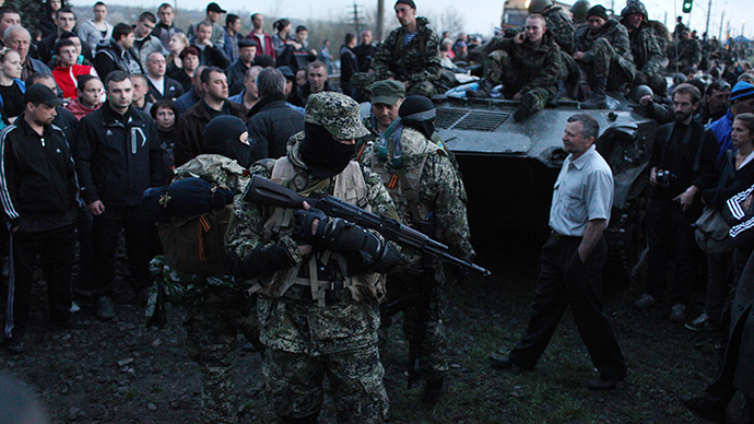 Activists block a collumn of Ukrainian men riding on Armoured Personnel Carriers in the eastern Ukrainian city of Kramatorsk on April 16, 2014 (AFP Photo)