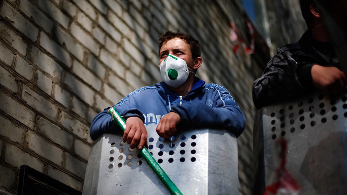 A pro-Russian protester stands at barricades at the police headquarters in the eastern Ukrainian town of Slaviansk, April 21, 2014.(Reuters / Gleb Garanich)