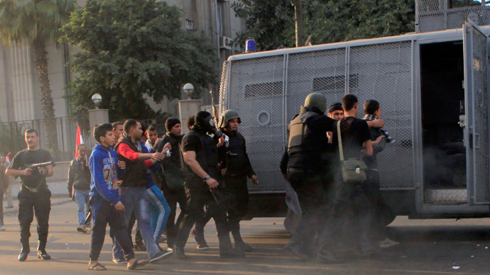 Riot police arrest anti-government protesters and members of the Muslim Brotherhood during clashes at Ramsis street, which leads to Tahrir Square in downtown Cairo (Reuters / Amr Abdallah Dalsh)
