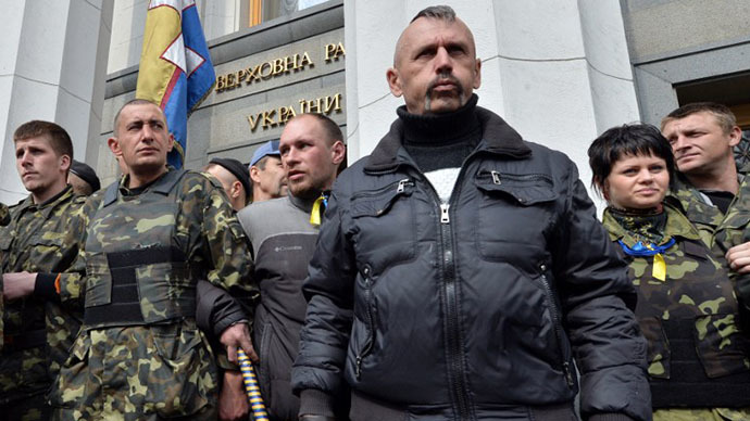 Maidan self-defence activists guard the Ukrainian Parliament in Kiev during a session, on April 15, 2014, as protesters outside the building demand authorities to take actions against separatism on the eastern part of the country. (AFP Photo / Sergey Supinsky)