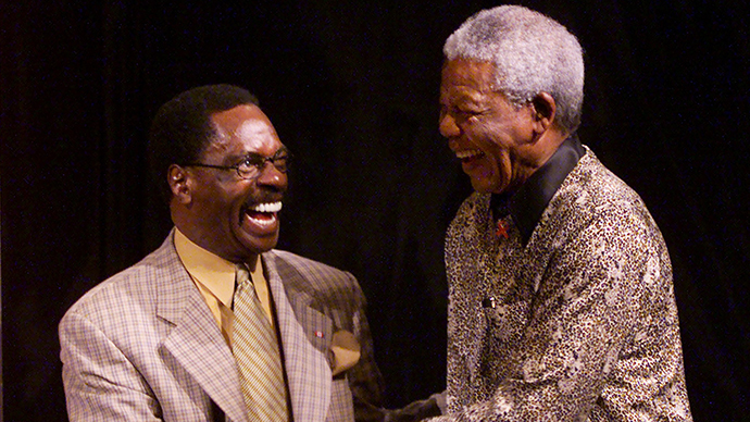 Former South African president and Nobel Peace laureate, Nelson Mandela (R), shakes hands with former US boxer Rubin "Hurricane" Carter (L) during the inaugural World Reconciliation Day celebrations in Melbourne 08 September 2000. (AFP Photo / Torsten Blackwood)