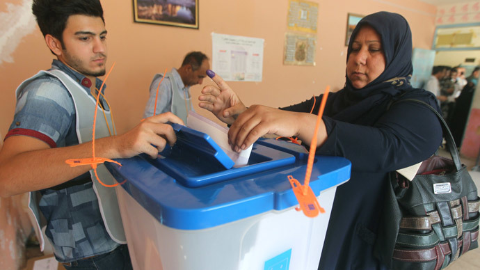 An Iraqi policewoman casts her ballot at a school in Baghdad on April 28, 2014 (AFP Photo / Ahmad Al-Rubaye)