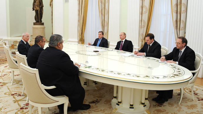 Russia's President Vladimir Putin (3rd R) meets Bahrain's Crown Prince Sheikh Salman bin Hamad al-Khalifa (2nd L) in the Kremlin in Moscow, on April 30, 2014 (AFP Photo)