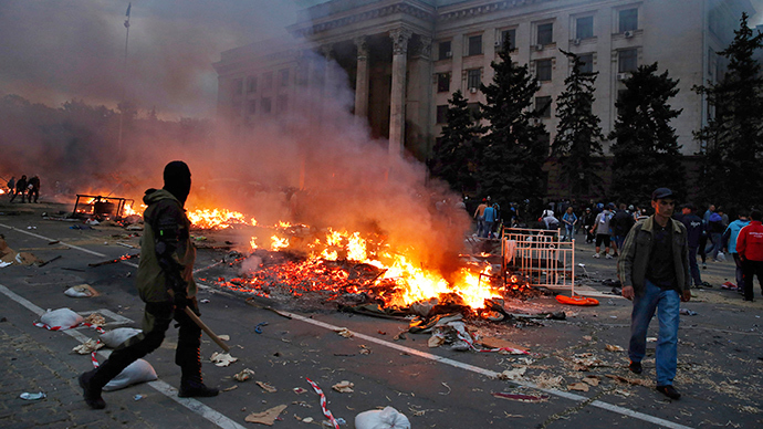 A protester walks past a burningp anti-goverment tent camp near the trade union building in Odessa May 2, 2014 (Reuters / Yevgeny Volokin)