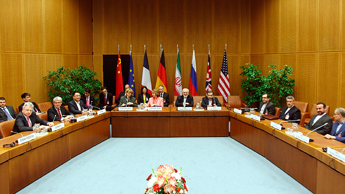 A general view of a meeting with European Union foreign policy chief Catherine Ashton (centre L) and Iranian Foreign Minister Mohammad Javad Zarif (centre R) in Vienna April 9, 2014 (Reuters / Heinz-Peter Bader)