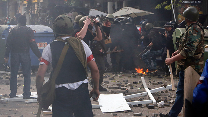 Anti-goverment activists and supporters of the Kiev government clash in the streets of Odessa May 2, 2014 (Reuters / Yevgeny Volokin)