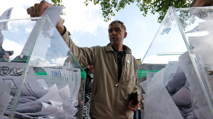 A man casts a ballot at a polling station as he takes part in the referendum on the status of Donetsk and Luhansk regions, in Moscow May 11, 2014 (Reuters / Sergey Karpukhin)