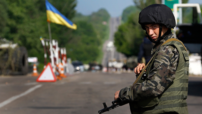 An Ukrainian army soldier mans a road-block north of the eastern Ukrainian town of Slavyansk May 13, 2014 (Reuters / Yannis Behrakis)