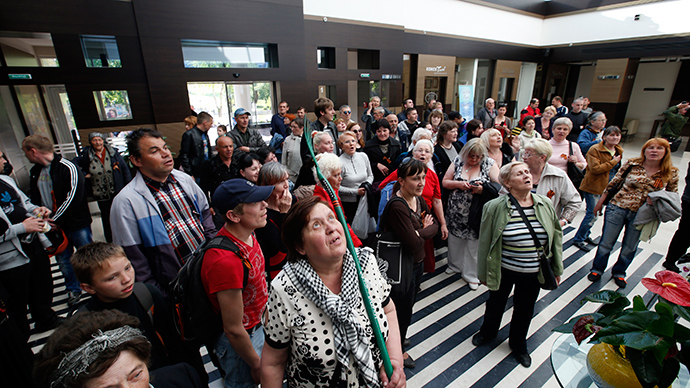 Pro-Russian activists gather inside a hotel as they search for Ukrainian politician and presidential candidate Yulia Tymoshenko, who was said to be staying in the hotel according to activists, in Donetsk, May 12, 2014 (Reuters / Maxim Zmeyev)