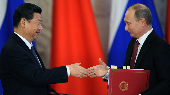 Russia's President Vladimir Putin (R) shakes hands with his Chinese counterpart Xi Jinping.(AFP Photo / Alexander Nemenov )