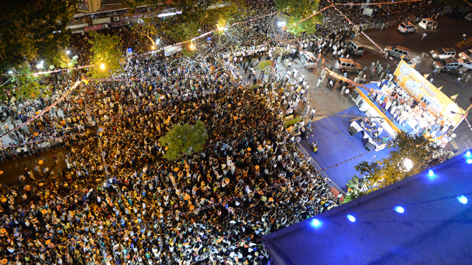 Indian Bharatiya Janata Party (BJP) supporters in large numbers attend a rally by Chief Minister of western Gujarat state and BJP prime ministerial candidate Narendra Modi in Ahmedabad on May 16, 2014 (AFP Photo)