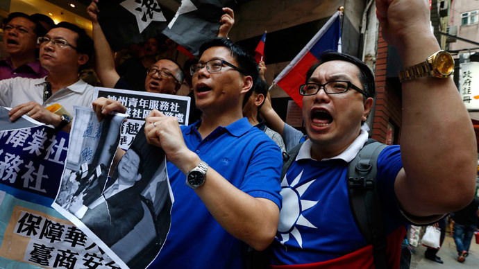 Members from a pro-Taiwan group "China Youth Service & Recreation Centre" tear a portrait of Vietnamese President Truong Tan Sang as they chant slogans, demanding apology and compensation from Vietnam, outside the Vietnamese Consulate in Hong Kong May 15, 2014.(Reuters / Bobby Yip)
