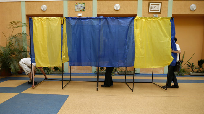 Election commission officials install voting booths at a poling station in Kiev, May 24, 2014. (Reuters/David Mdzinarishvili)