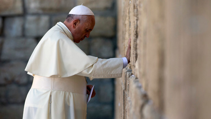 Pope Francis prays at the Western Wall, Judaism's holiest site, in Jerusalem's Old City on May 26, 2014. (AFP Photo / POool / Andrew Medichini)