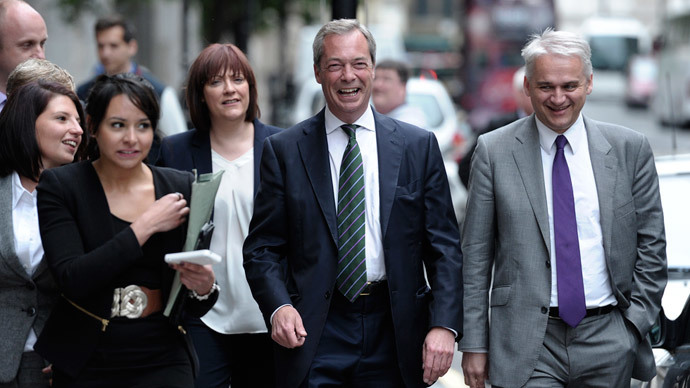 UK Independence Party leader Nigel Farage (2-R) walks to a press conference in central London on May 26, 2014. (AFP Photo / Carl Court)