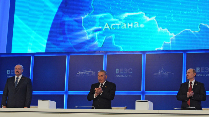 (R-L): Russian President Vladimir Putin, President of Kazakhstan Nursultan Nazarbayev, President of Belarus Alexander Lukashenko during the ceremony of signing documents following the Supreme Eurasian Economic Council meeting of heads of state in Astana. (RIA Novosti / Michael Klimentyev)