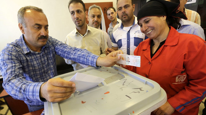 Syrians cast their ballots in the Syrian presidential elections at a polling station in the city of Homs, north of Damascus, on June 3, 2014. (AFP Photo/Joseph Eid)