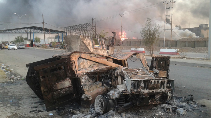 A burnt vehicle is seen during clashes between Iraqi security forces and al Qaeda-linked Islamic State in Iraq and the Levant (ISIL) in the northern Iraq city of Mosul, June 10, 2014.(Reuters / Stringer)