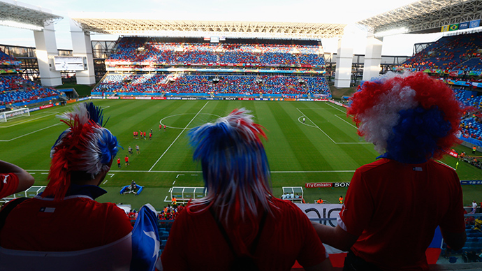 Chile fans watch as their team's national soccer players enter the stadium during their 2014 World Cup Group B soccer match against Australia at the Pantanal arena in Cuiaba June 13, 2014 (Reuters / Amr Abdallah Dalsh)