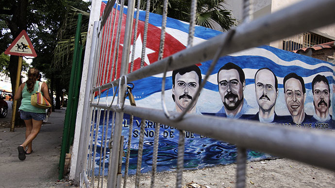 A mural, depicting five Cuban agents held in prison in the U.S. for over ten years, in Havana (Reuters / Enrique de la Osa)