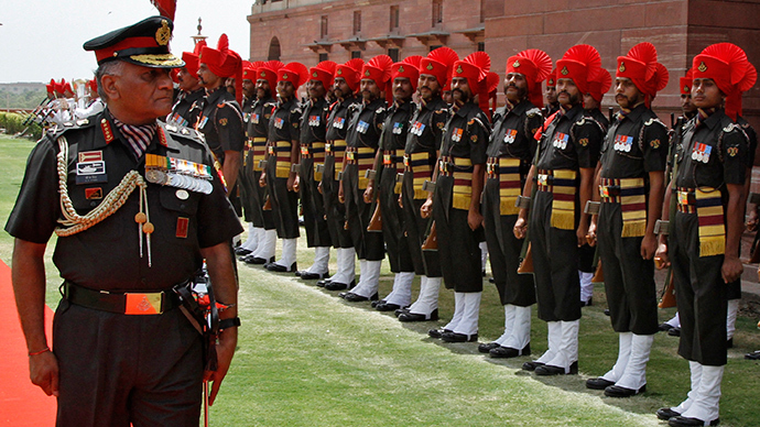 Indian Army chief General Vijay Kumar Singh (L) (Reuters / B Mathur)