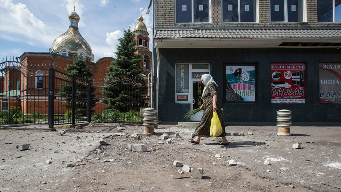 A woman walks at a site of explosion after overnight shelling on a market in the eastern Ukranian city of Slaviansk (Reuters / Shamil Zhumatov)