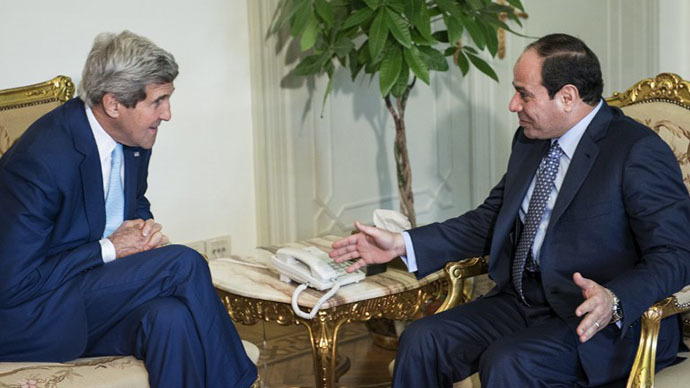 Egypt's President Abdel Fattah al-Sisi (R) and US Secretary of State John Kerry talk before a meeting at the Presidential Palace on June 22, 2014, in the capital Cairo. (AFP Photo / Brendan Smialowski)