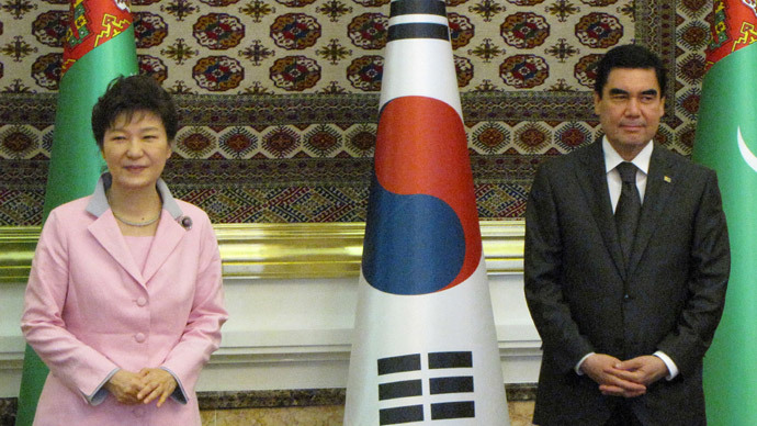 Turkmenistan's president Gurbanguly Berdymukhamedov (R) and his visiting South Korean counterpart Park Geun-Hye meet in Ashgabat on June 20, 2014. (AFP Photo)