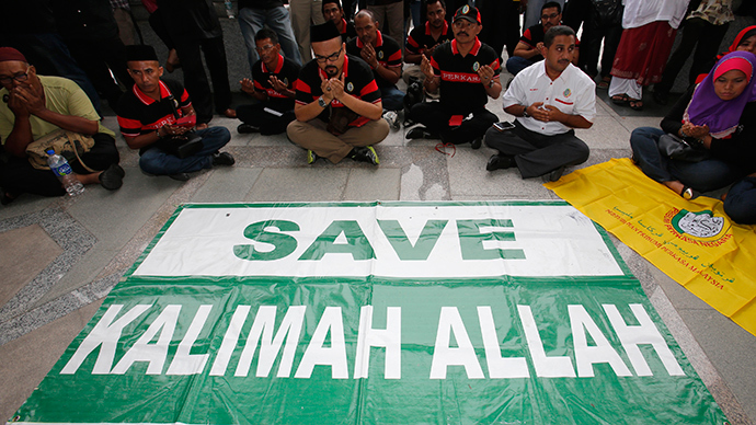 Muslim demonstrators display a banner outside Malaysia’s Court of Appeal in Putrajaya, outside Kuala Lumpur (Reuters / Bazuki Muhammad)