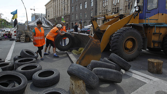 Municipal workers remove tyres as they dismantle barricades set up during the protests that toppled Moscow-backed president Viktor Yanukovich in central Kiev July 1, 2014. (Reuters / Valentyn Ogirenko)