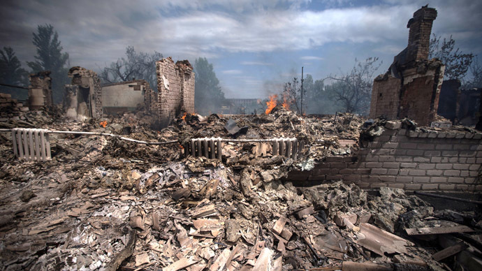 A view of a house destroyed in an air strike carried out by Ukrainian armed forces in the village of Stanitsa Luganskaya , on July 2, 2014. (AFP Photo)