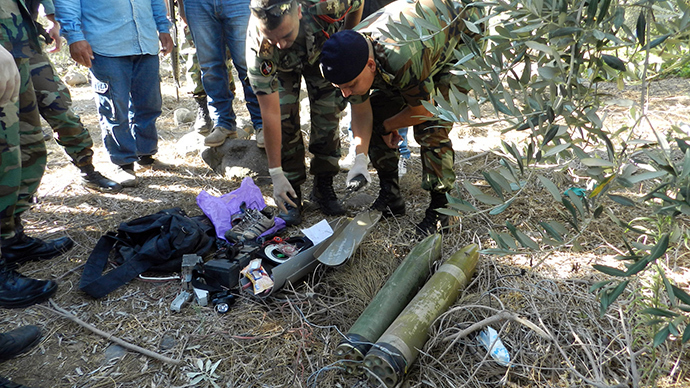 ebanese Army soldiers dismantle two unfired rockets from their launching site in the area of Majidiyeh, one kilometer from the Israeli border in southern Lebanon, on July 11, 2014 (AFP Photo / STR)