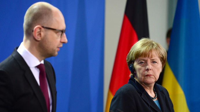 German Chancellor Angela Merkel (R) and Ukrainian Prime Minister Arseniy Yatsenyuk (L) give a joint press conference after their meeting at the Chancellery in Berlin on January 8, 2015.(AFP Photo / John Macdougall)
