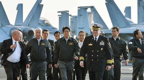 El primer ministro de Japón, Shinzo Abe, el vice primer ministro de Gobierno y ministro de Finanzas, Taro Aso y el entonces ministro de Defensa de Japón, Gen Nakatani, visitan el portaviones USS Ronald Reagan en la bahía de Sagami (Japón). La foto fue difundida el 18 de octubre de 2015.