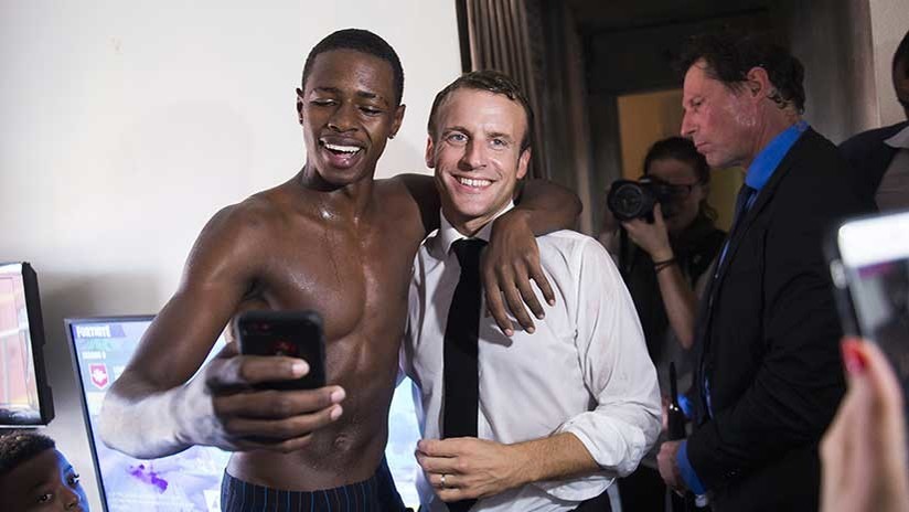 Dedo médio para o presidente: Controvérsia na França para uma foto de Macron com jovens de San Martín