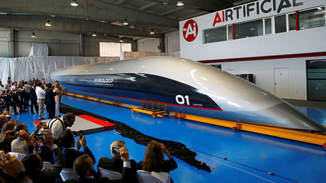La primera cápsula Hyperloop a escala real del mundo en su presentación en El Puerto de Santa María, España. 