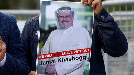 Um manifestante segura a foto do jornalista saudita Jamal Khashoggi, Istambul, Turquia, em 5 de outubro de 2018.