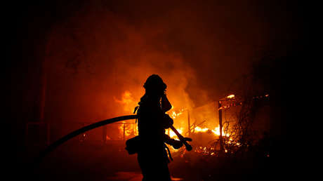 Los bomberos combaten el incendio 'Woolsey' en Malibú, sur de California (EE.UU.), el 9 de noviembre de 2018.