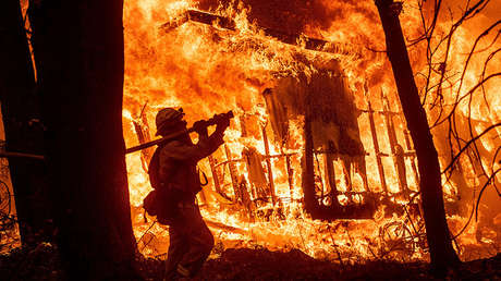 Un bombero lucha combate el fuego en Magalia, California (EE.UU.), el 9 de noviembre de 2018.