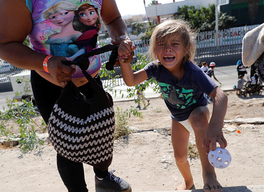 MarÃ­a Meza y una de sus hijas tras recibir gas lacrimÃ³geno en la frontera con EE.UU, noviembre 2018.