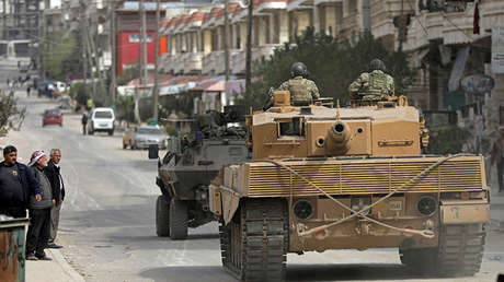 Fuerzas turcas patrullan en Afrin (Siria), el 22 de marzo de 2018.