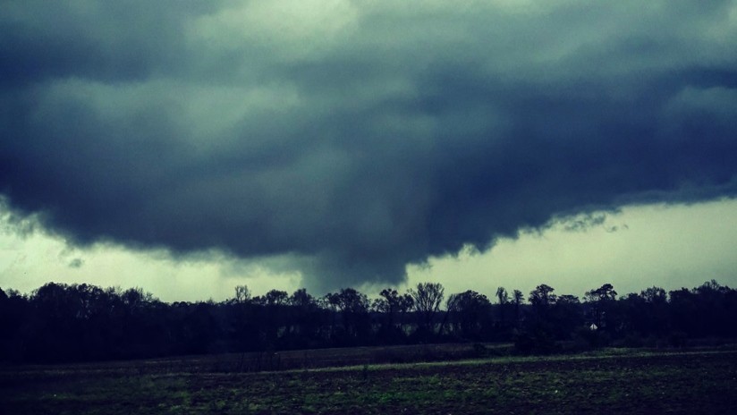 VIDEOS, FOTOS: Numerosos muertos por los destructivos tornados que arrasan el sureste de EE.UU.