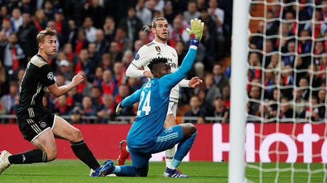 Gareth Bale (Real Madrid) bate uma bola para o gol de Andre Onana (Ajax), no Santiago Bernabéu, em 5 de março de 2019.