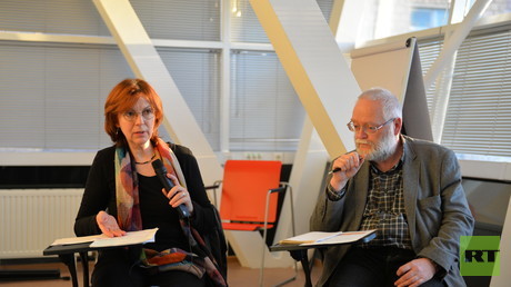 Die Büro-Chefin der RLS in Moskau, Kerstin Kaiser, und Lutz Brangsch in der Debatte mit dem russischen Publikum. 
