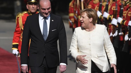 Die Ehrengarde steht Spalier: Georgiens Ministerpräsident Mamuka Bachtadse empfängt Bundeskanzlerin Angela Merkel in Tiflis. 