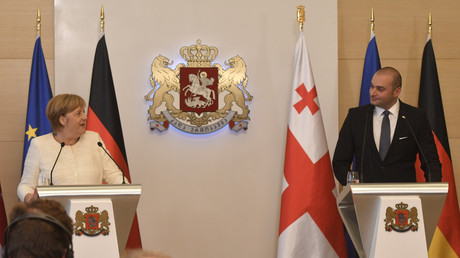 Die deutsche Bundeskanzlerin Angela Merkel und der georgische Premierminister Mamuka Bachtadse nehmen am 23. August 2018 an einer gemeinsamen Pressekonferenz in Tiflis, Georgien teil. 