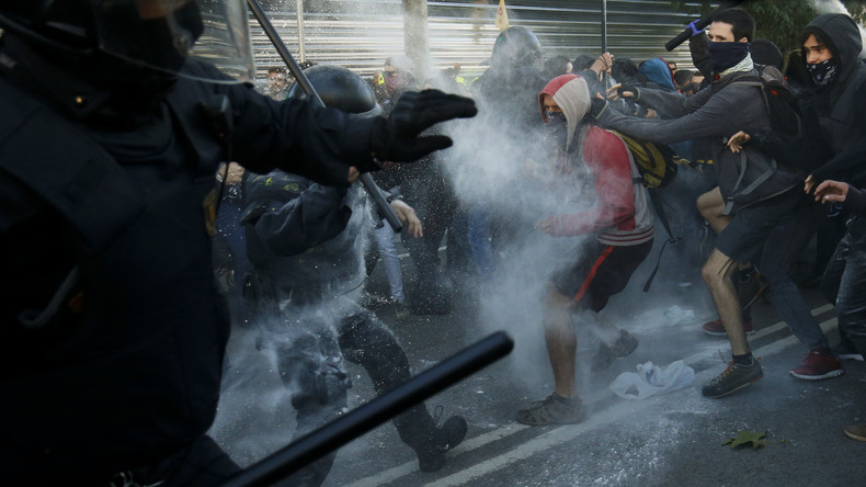 Polizei drängt Separatistendemo in Barcelona mit Schlagstöcken zurück