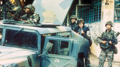 US-Truppen nehmen während der Invasion Panamas Positionen außerhalb des Außenministeriums ein.