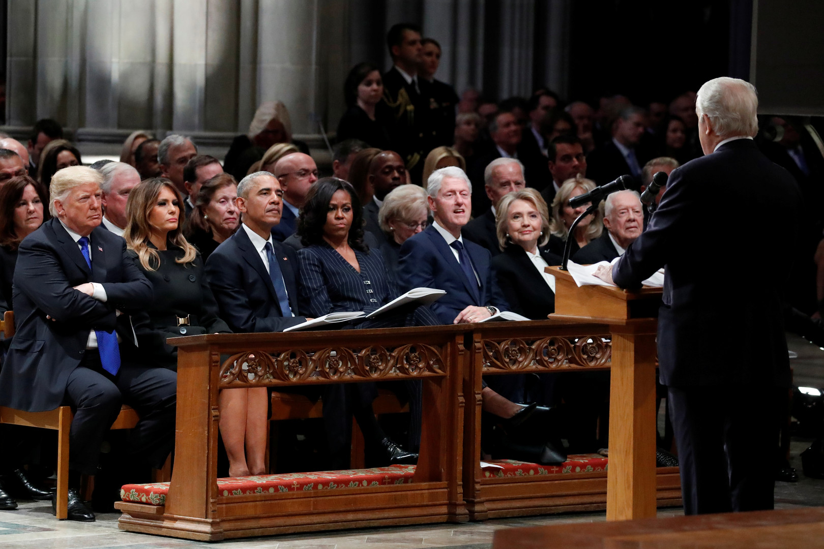 Trauerfeier für Bush: Trump trifft auf Hillary – versteinerte Miene und kein Handschlag 